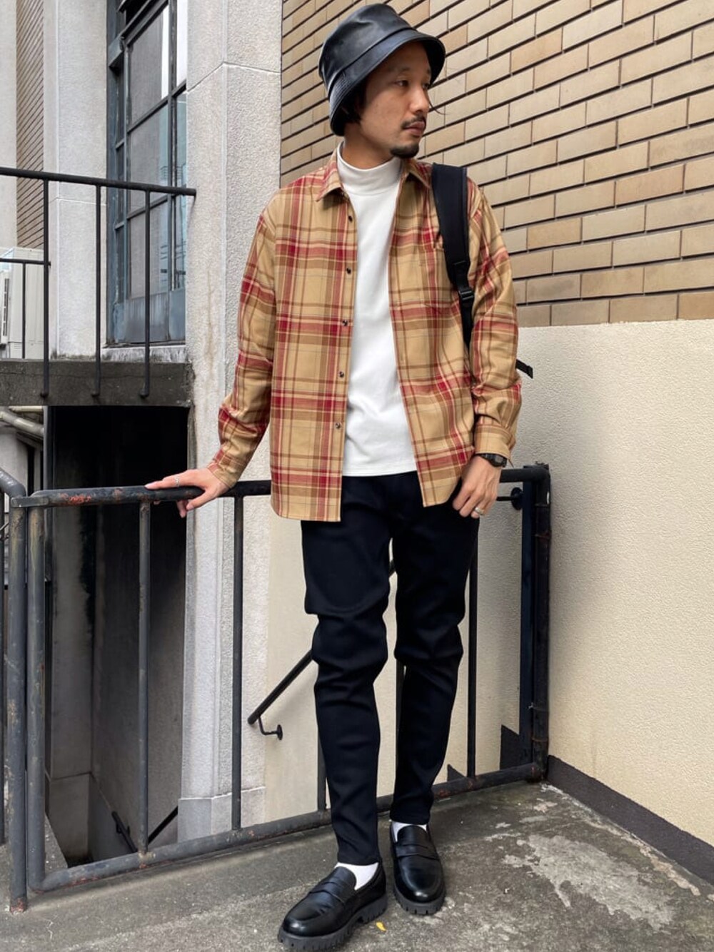 ブラック系のデニムパンツ、ベージュ系のシャツ/ブラウス、ホワイト系のTシャツ/カットソーを着用したメンズの夏コーディネートの1枚目の写真