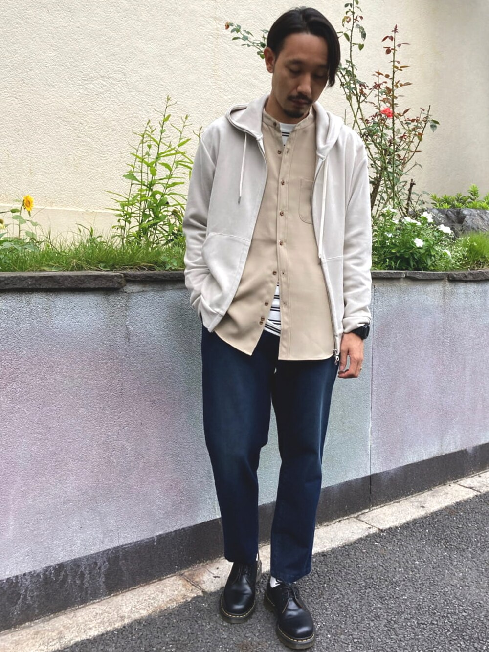 ホワイト系のパーカー、ベージュ系のシャツ/ブラウス、ブルー系のデニムパンツを着用したメンズの秋コーディネートの1枚目の写真