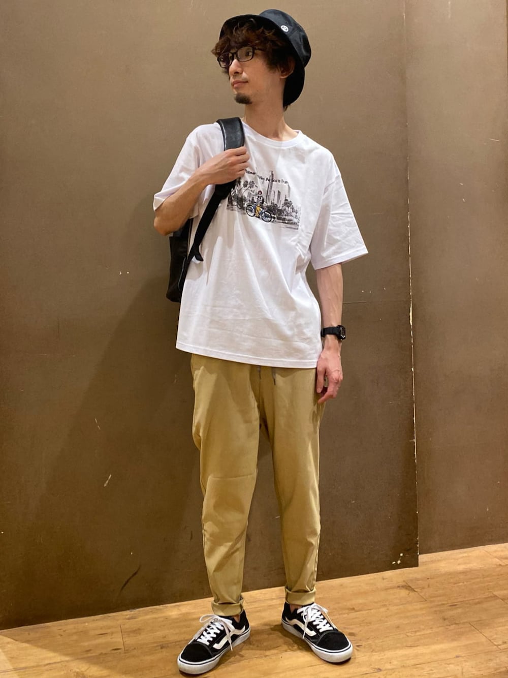 「シンプル、夏コーデ、休日スタイル、ユニオンステーション、バケットハット、夏、白Tシャツ、カジュアル、バックパック、きれいめカジュアル」｜「UNION STATIONの20S米綿天竺フォトプリント＆刺繍Ｔシャツ（Tシャツ/カットソー、ホワイト系）」を使った、US staffstylingさん（メンズ・170cm）の春コーディネートの1枚目の写真