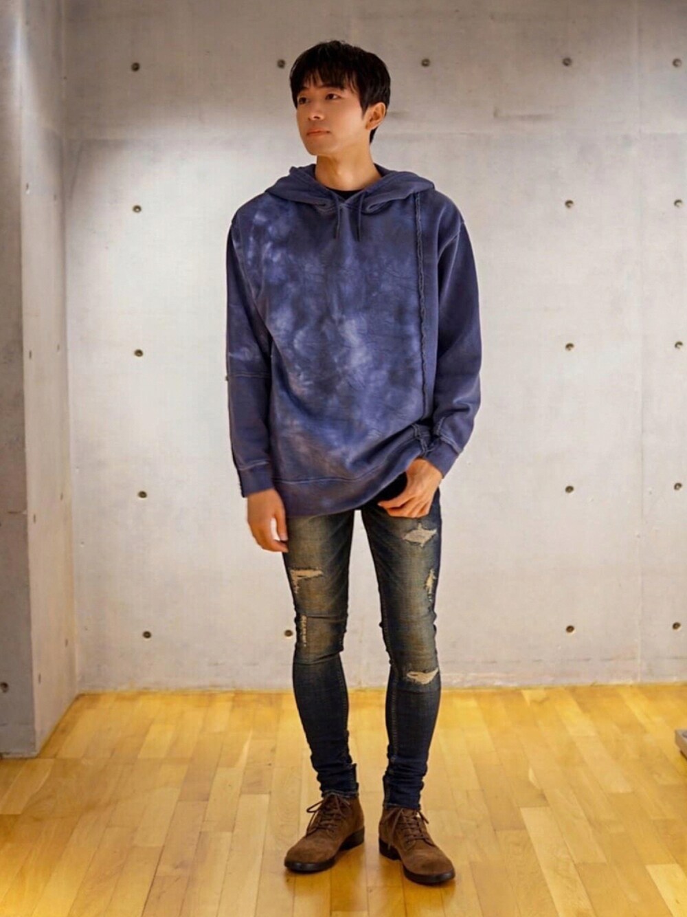 「ブーツ、パーカー、ショートブーツ、大人コーデ、クラッシュデニム、秋服、カジュアルコーデ、ムラ染め、ボエモス、だから秋服が好き」｜「RATTLE TRAPのムラ染め裏毛パーカー（パーカー、ブルー系）」を使った、US staffstylingさん（メンズ・176cm）の秋コーディネートの1枚目の写真