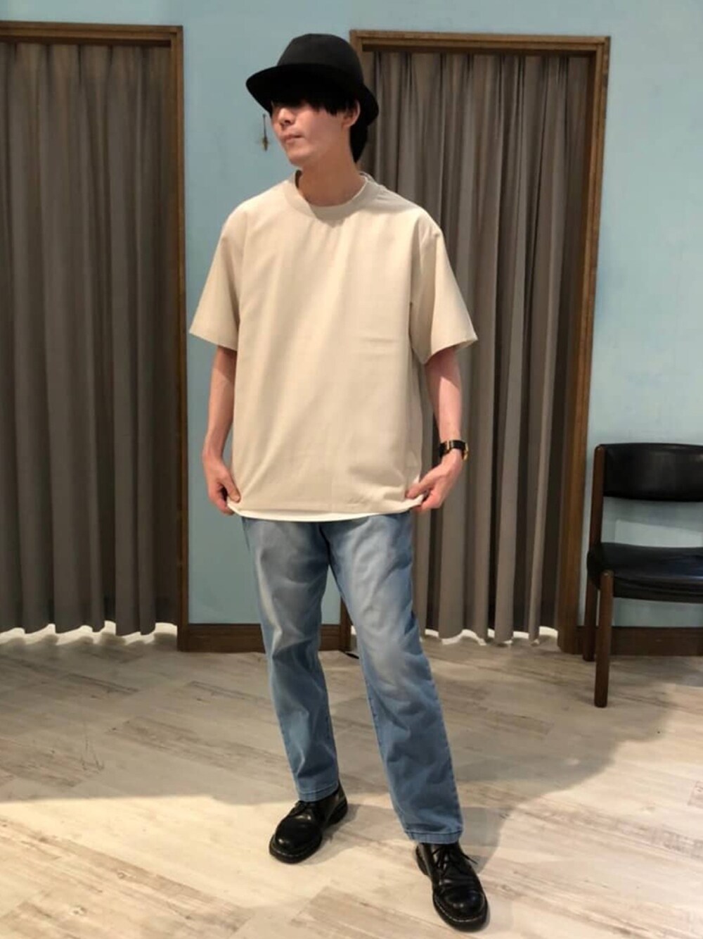 ベージュ系のTシャツ/カットソー、ブルー系のデニムパンツを着用したメンズの夏コーディネートの1枚目の写真