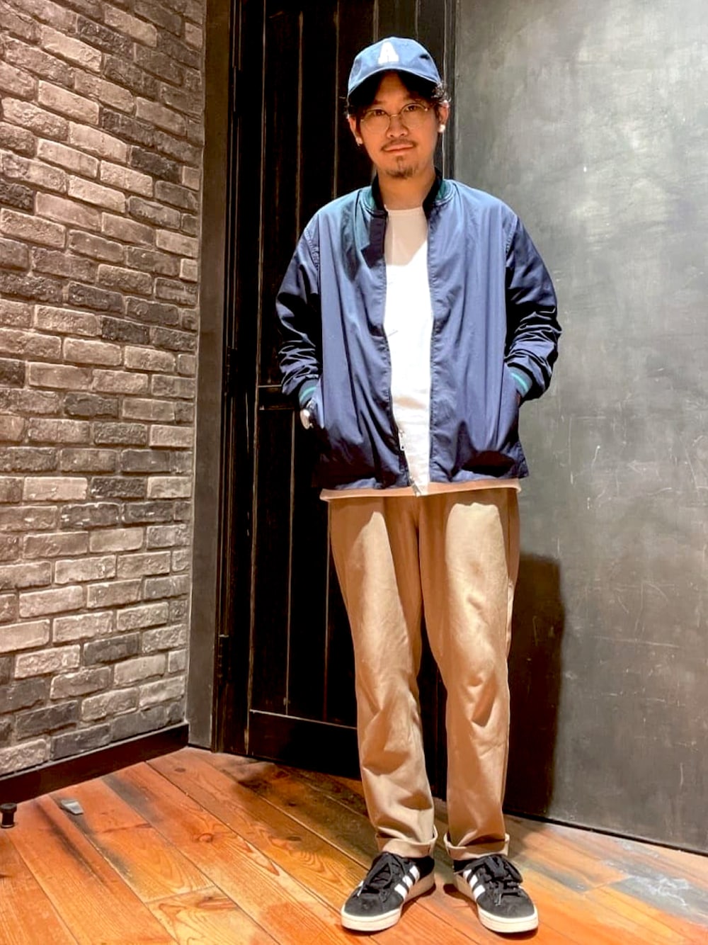 「シンプルコーデ、カジュアルコーデ、ラフ、秋冬コーデ、ゆったりコーデ、スラックス、スタジャン、シャツスタイル、ユニオンステーション、アメカジ、休日スタイル、ネイビー」｜「UNION STATIONのストレッチツイルシャツブルゾン/スタジャン（MA-1、ブルー系）」を使った、US staffstylingさん（メンズ・162cm）の秋コーディネートの1枚目の写真