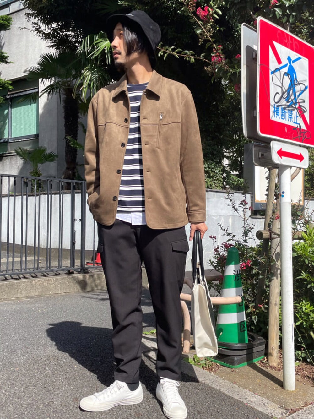 グレー系のカバーオール、ブラック系のカーゴパンツ、ブラック系のTシャツ/カットソーを着用したメンズの夏コーディネートの1枚目の写真