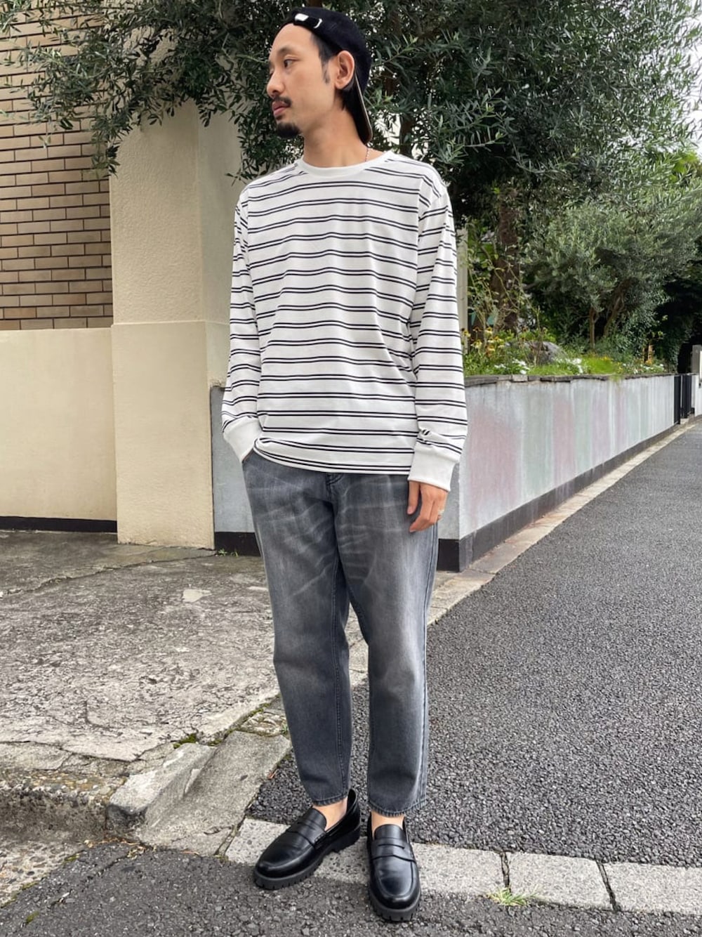 「ゆるコーデ、秋服準備はじめました、パンツスタイル、ラフ、モノトーンコーデ、カジュアルコーデ、ボーダー、キャップ、ワイドパンツ」｜「UNION STATIONの7DAYS DENIM FRIDAY ワイドデニム（デニムパンツ、ブラック系）」を使った、US staffstylingさん（メンズ・176cm）の夏コーディネートの1枚目の写真