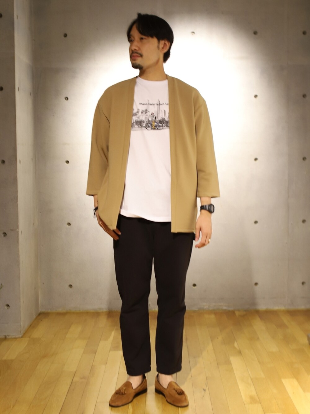 「メンズコーデ、シンプルコーデ、休日スタイル、大人カジュアル、ホワイト、大人コーデ、Tシャツ、ラフ、ユニオンステーション、カーディガン、梅雨、ローファー、ペインターパンツ」｜「UNION STATIONの七分袖ボタンレスカーディガン（カーディガン/ボレロ、ベージュ系）」を使った、US staffstylingさん（メンズ・176cm）の夏コーディネートの1枚目の写真