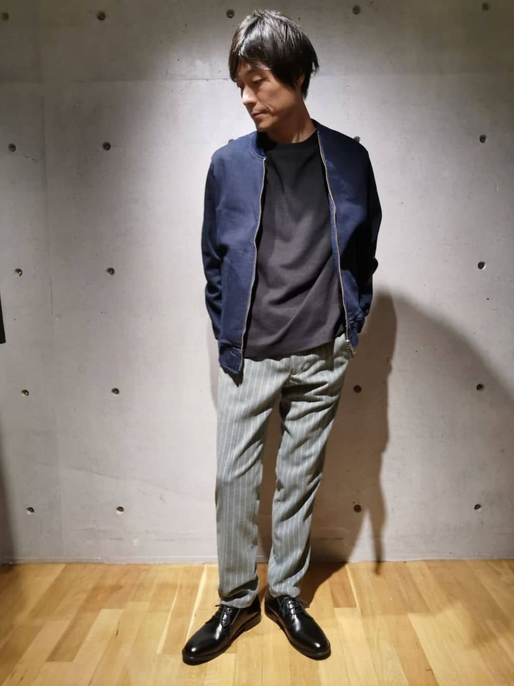 「秋服まるっと大公開、秋服準備はじめました、シンプル、大人カジュアル、秋のコーデ、秋コーデ、お出かけコーデ、カジュアルコーデ、ストレッチデニム、MA-1、オトナカジュアル、きれいめカジュアル」｜「UNION STATIONのストレッチデニムMA-1（ブルゾン、ブルー系）」を使った、US staffstylingさん（メンズ・173cm）の秋コーディネートの1枚目の写真