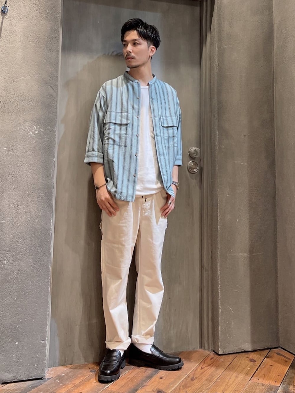 「ootd、夏コーデ、大人カジュアル、シャツコーデ、ストライプ、ペインターパンツ、ホワイトパンツ、春コーデ、初夏コーデ、バンドカラーシャツ」｜「UNION STATIONのスラブストライプ七分丈CPOバンドカラーシャツ（シャツ/ブラウス、グリーン系）」を使った、US staffstylingさん（メンズ・173cm）の春コーディネートの1枚目の写真
