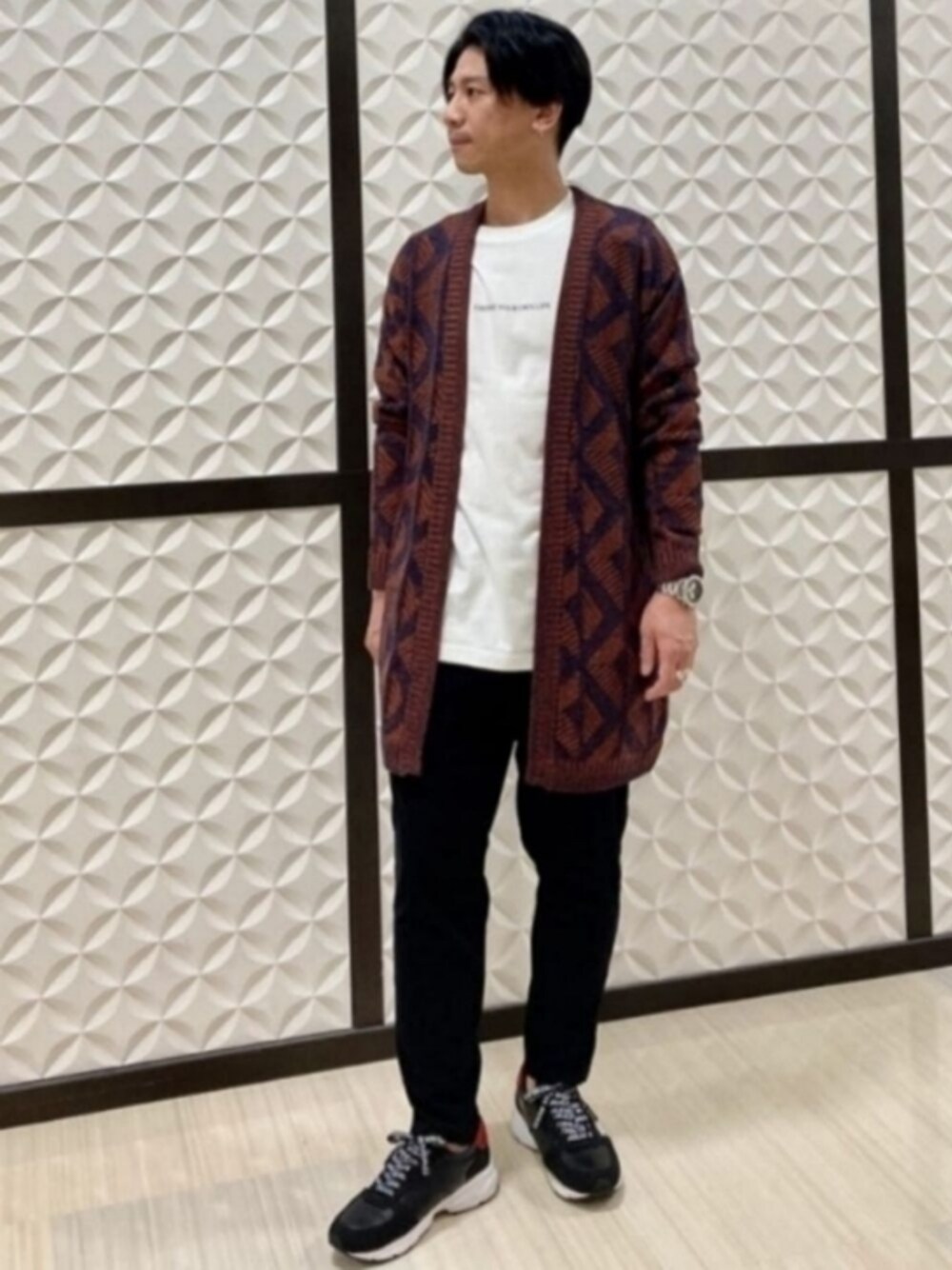 レッド系のカーディガン/ボレロ、ブラック系のその他パンツ、その他のスニーカーを着用したメンズの秋コーディネートの1枚目の写真