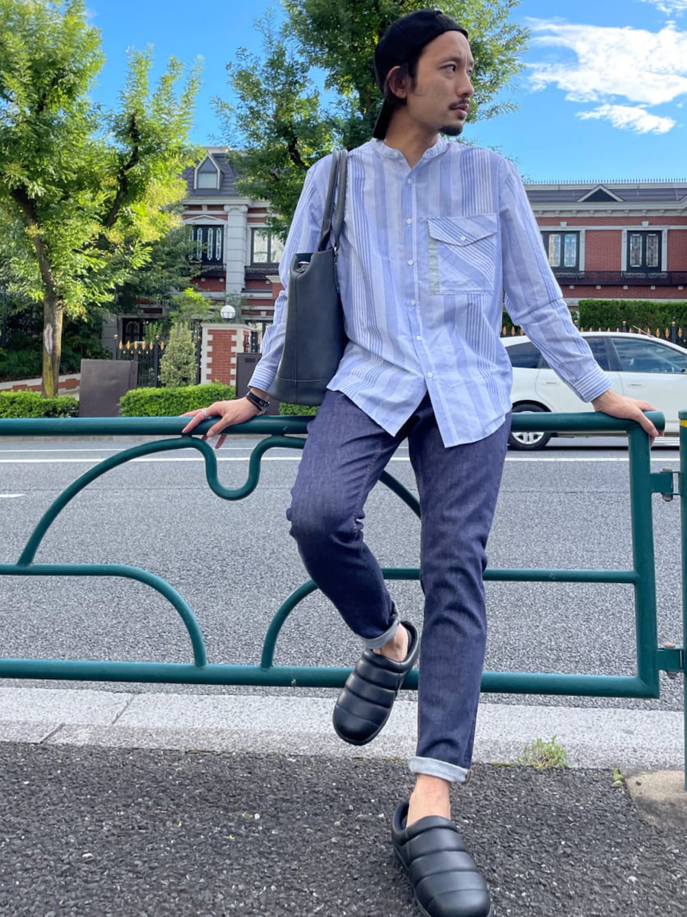 「休日スタイル、秋のコーデ、大人カジュアル、カジュアル、キレイめ、おしゃれさんと繋がりたい、デニムコーデ、シャツスタイル、キャップ、SUBU」｜「UNION STATIONのランダムストライプシャツ（シャツ/ブラウス、ブルー系）」を使った、US staffstylingさん（メンズ・176cm）の夏コーディネートの1枚目の写真