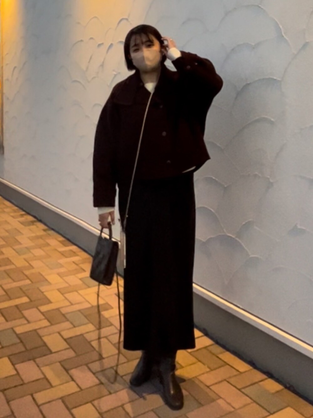 編み込みとチェーンが魅力 小ぶりレザーバッグで大人洗練コーデ 1676548282.jpg
