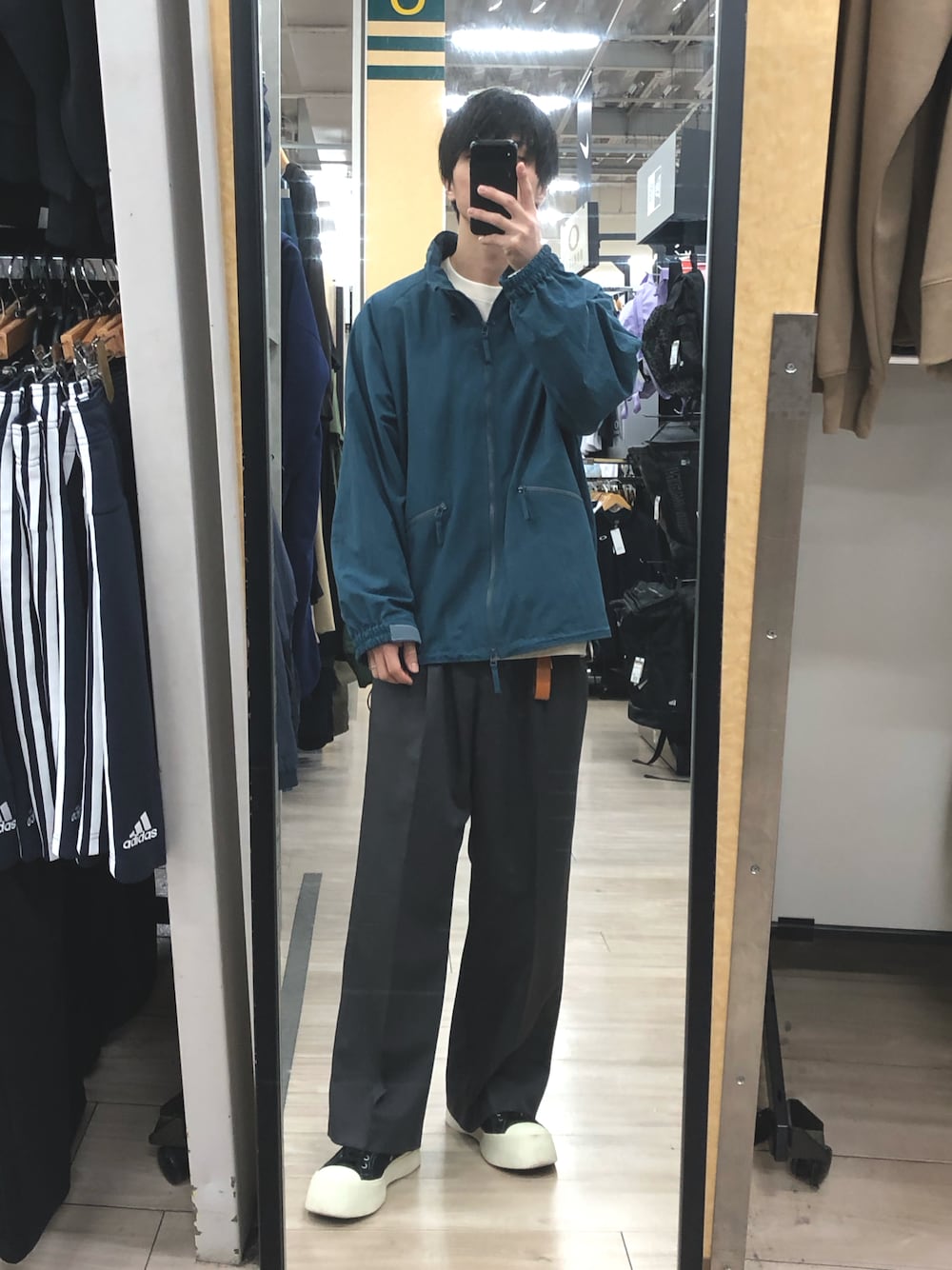 「シンプルスタイル、オーバーサイズ、オトナカジュアル、yoke、LIDnM、MARNI、Hender Scheme、ナイロンジャケット、ワイドスラックス」｜「YOKEのアイテム（ジャケット/アウター、ブルー系）」を使った、kazu0102yさん（メンズ・174cm）の春コーディネートの1枚目の写真