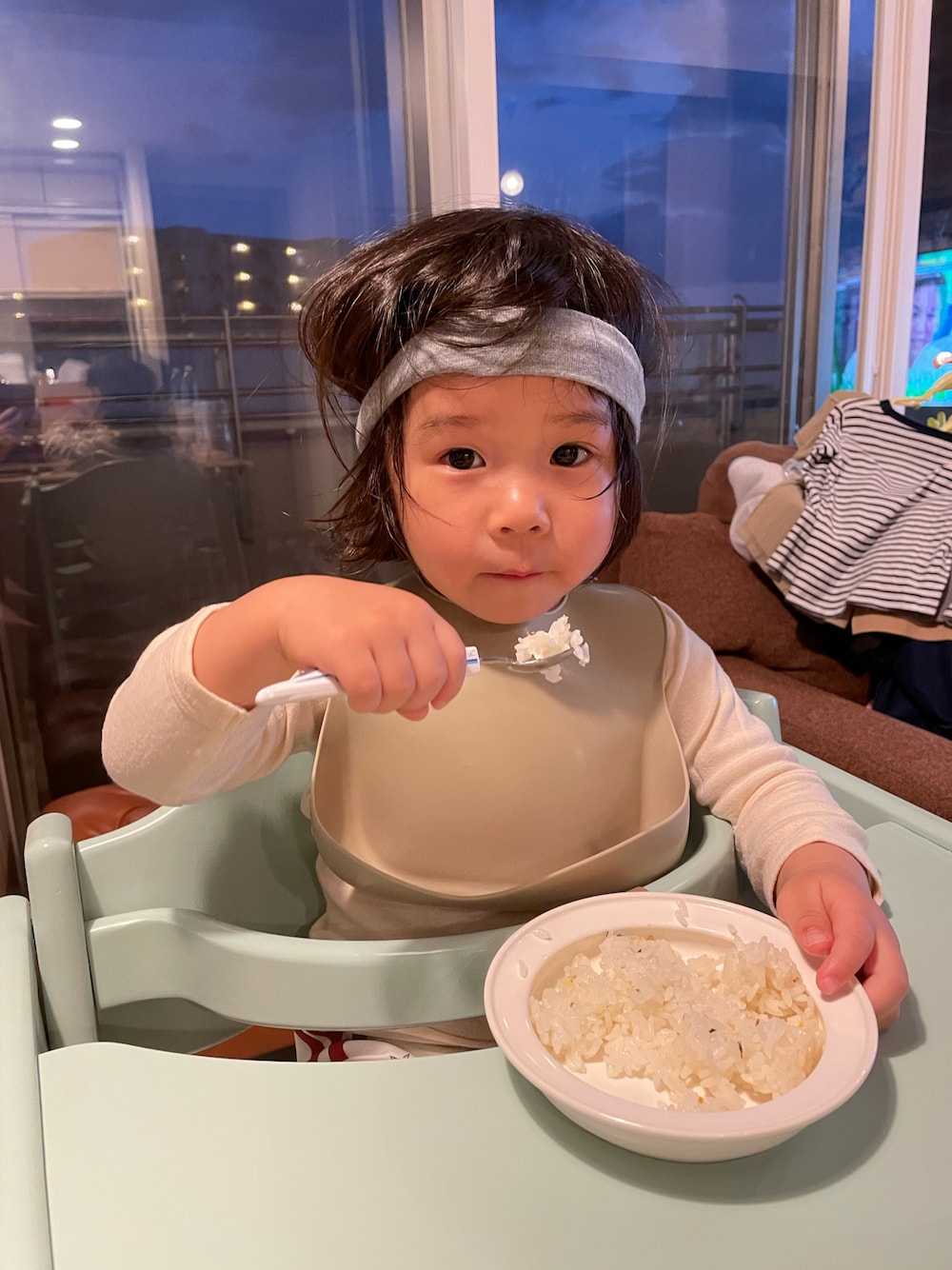 「ヘアバンド、食事中、ごはん」｜「ママのヘアバンドのアイテム（ヘアバンド、グレー系）」を使った、shoyoiさん（キッズ・80cm）の春コーディネートの1枚目の写真