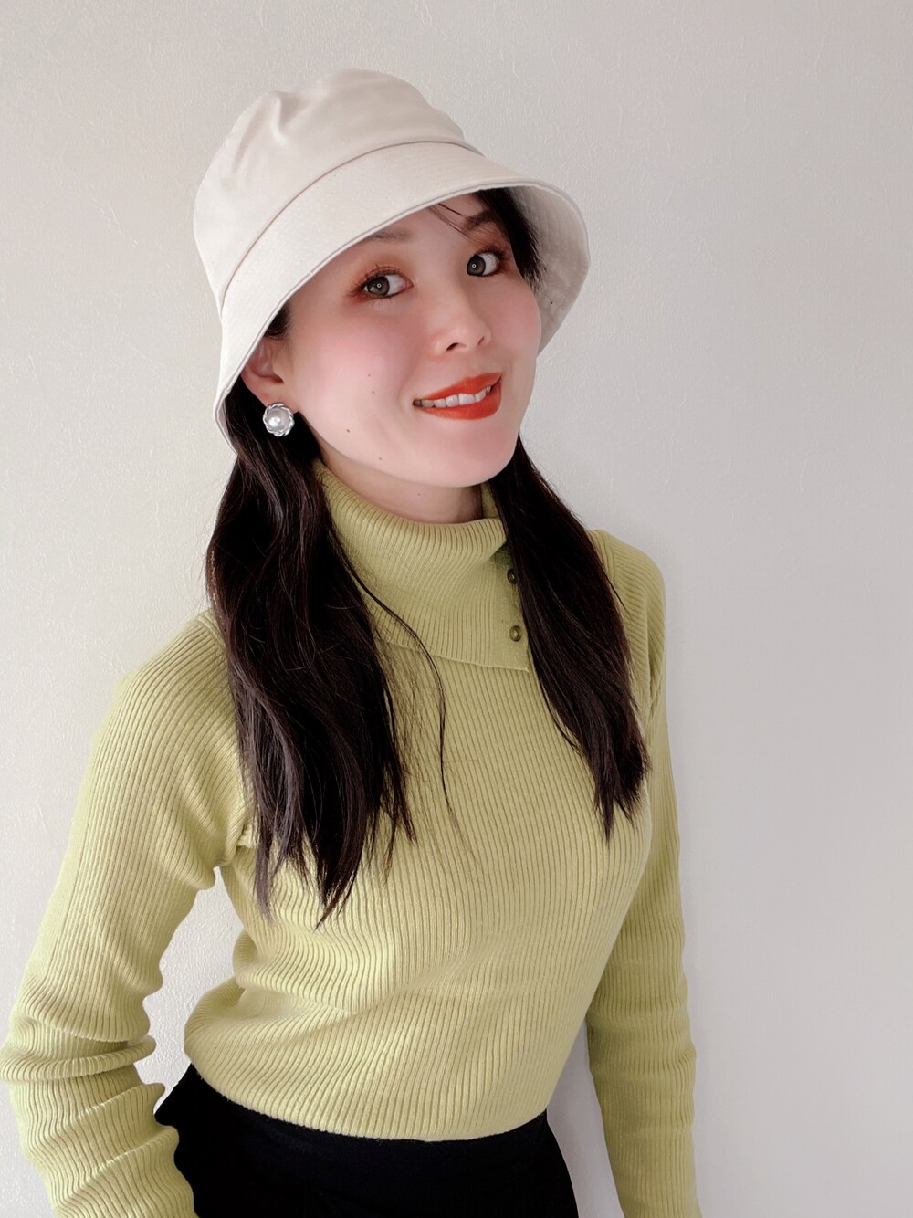 「秋コーデ、秋冬コーデ、パンツスタイル、バケハ、バケットハット、ピスタチオ」｜「GRLのツイルバケットハット（ハット、ホワイト系）」を使った、高野 和さん（レディース・165cm）の秋コーディネートの1枚目の写真