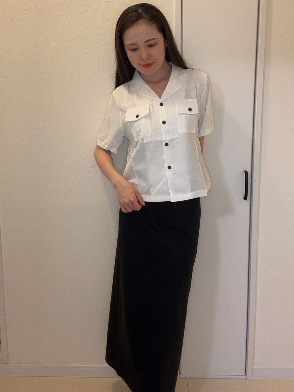 「春夏コーデ、シンプル、大人かわいい、キレイめカジュアル、シャツスタイル」｜「GRLのアイテム（シャツ/ブラウス、ホワイト系）」を使った、高野 和さん（レディース・165cm）の春コーディネートの1枚目の写真