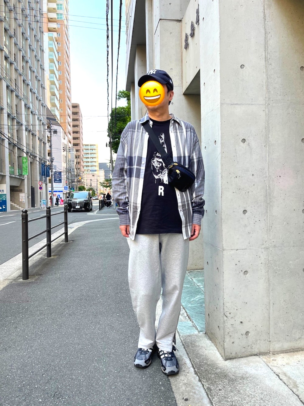 「ワンマイルウェア、シャツスタイル、スウェットパンツ、RAF SIMONS、sacai、adidas、Maison Margiela、デートコーデ、休日スタイル、シャツ好き集まれ」｜「adidas Originalsのアイテム（スニーカー、ブラック系）」を使った、rerunkahvilaさん（メンズ・178cm）の夏コーディネートの1枚目の写真