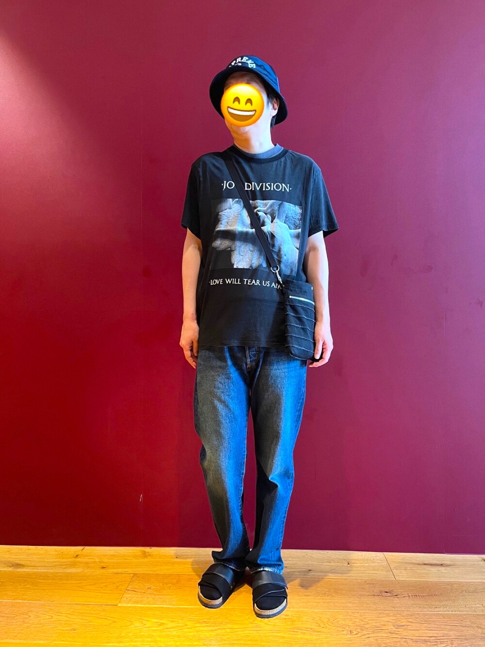 「夏コーデ、バンドT、デニムパンツ、シンプルスタイル、サンダル、birkenstock、Levi's」｜「BIRKENSTOCKのKyoto Suede Soft Suede & Nubuck  【レギュラー幅】 ユニセックス（サンダル、ブラック系）」を使った、rerunkahvilaさん（メンズ・178cm）の夏コーディネートの1枚目の写真