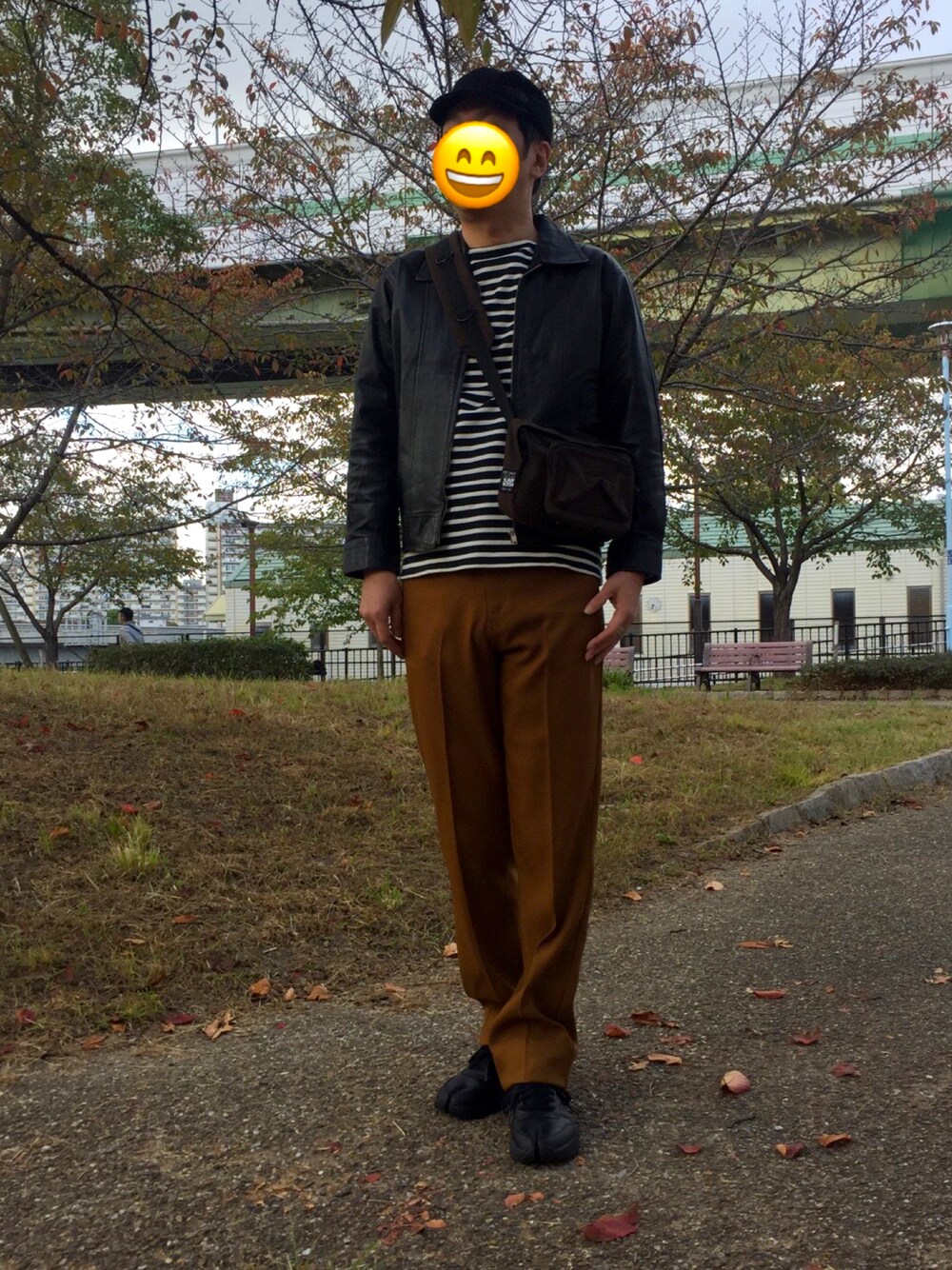 「秋コーデ、いいね、save、フォローお願いします🤑、古着MIX、ボーダー、スラックス」｜「Maison Margielaのアイテム（スニーカー、ブラック系）」を使った、rerunkahvilaさん（メンズ・178cm）の秋コーディネートの1枚目の写真