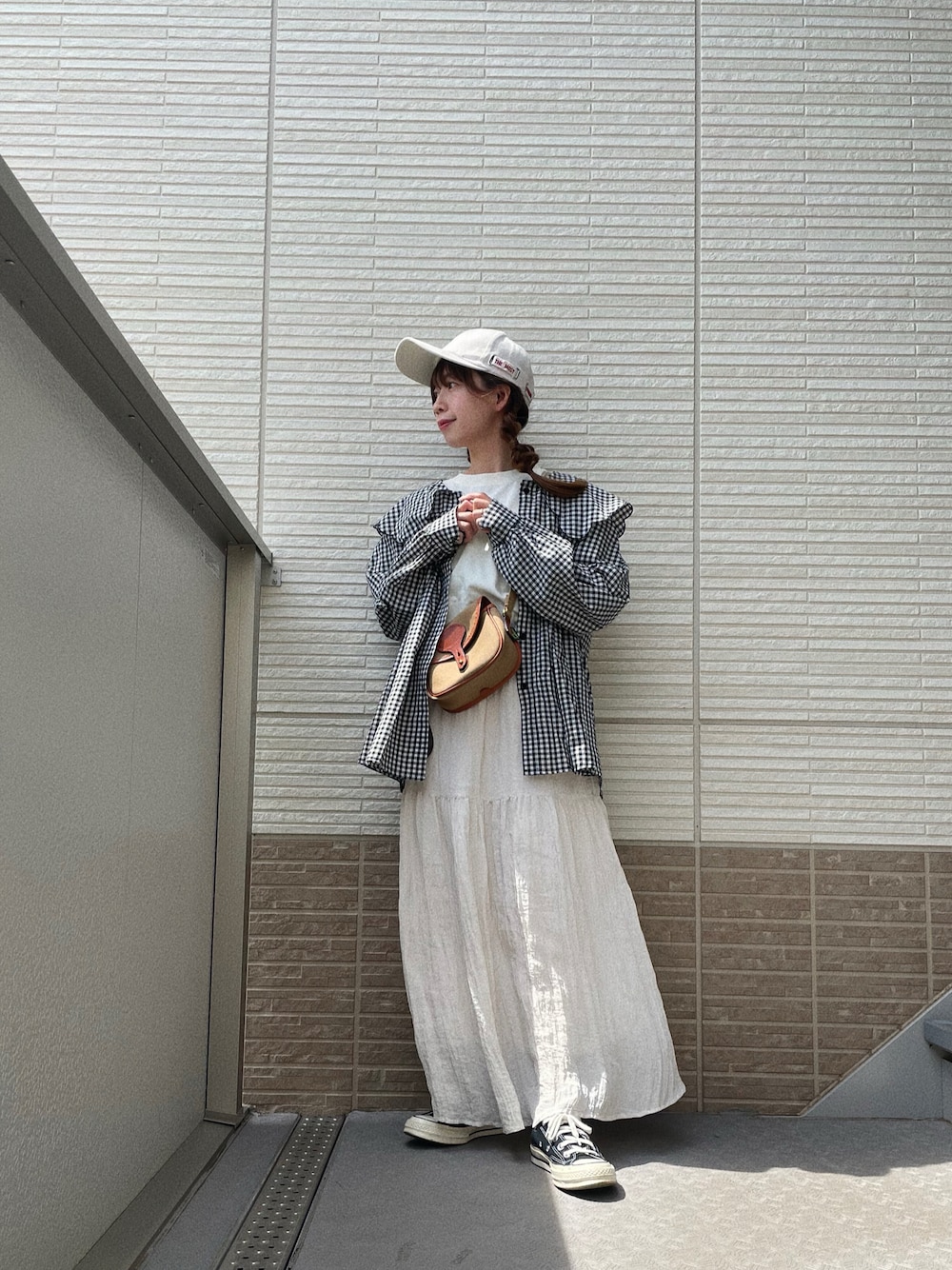 「春のNewスタイル、春服、おでかけコーデ、大人可愛い、春服みてみて、春、低身長女子、スニーカーコーデ、低身長コーデ、お花見コーデ、ゆるコーデ、ママコーデ、ママファッション、古着、オールホワイト」｜「BRADYの【WEB限定】【Brady/ブレディ】COLNE MINI バッグ（ショルダーバッグ、ベージュ系）」を使った、ありちゃんさん（レディース・149cm）の春コーディネートの1枚目の写真