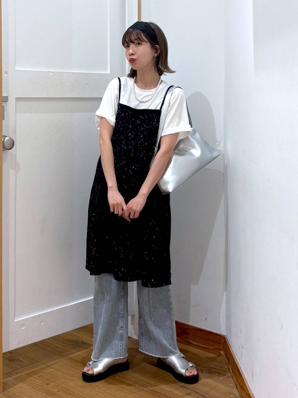 「ワントーン、カジュアル、ガーリー、ママコーデ、低身長、GLOBAL WORK、低身長_GLOBALWORK、145～150cm_GLOBALWORK、シンプルコーデ、カジュアルコーデ、大人カジュアル、フェミニン、Tシャツ、レイヤードスタイル、ナチュラル」｜「GLOBAL WORKのGOODデニムフレアパンツ/209743（デニムパンツ、ブルー系）」を使った、ありちゃんさん（レディース・149cm）の春コーディネートの1枚目の写真