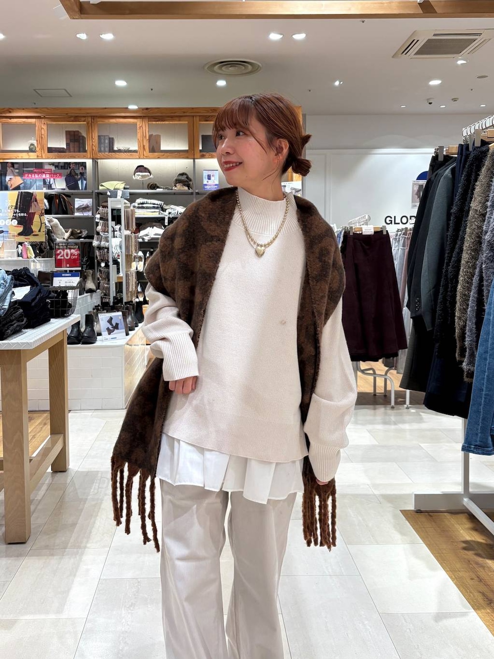 グレー系のその他パンツ、ホワイト系のTシャツ/カットソー、ホワイト系のニット/セーターを着用したレディースの秋コーディネートの1枚目の写真