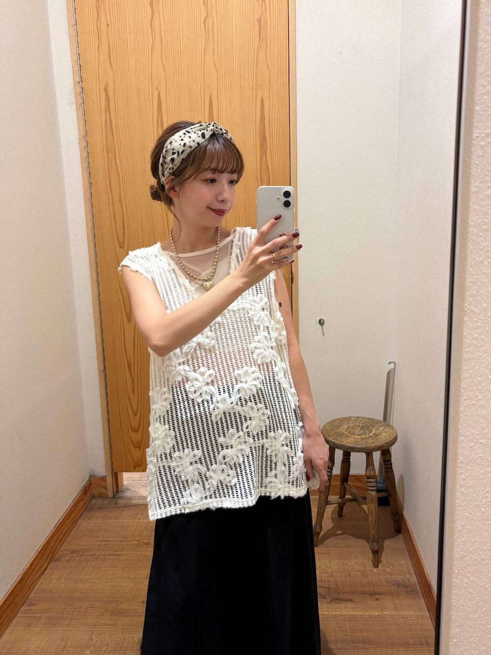 ホワイト系のTシャツ/カットソー、ベージュ系のヘアゴム、ゴールド系のネックレスを着用したレディースの秋コーディネートの1枚目の写真