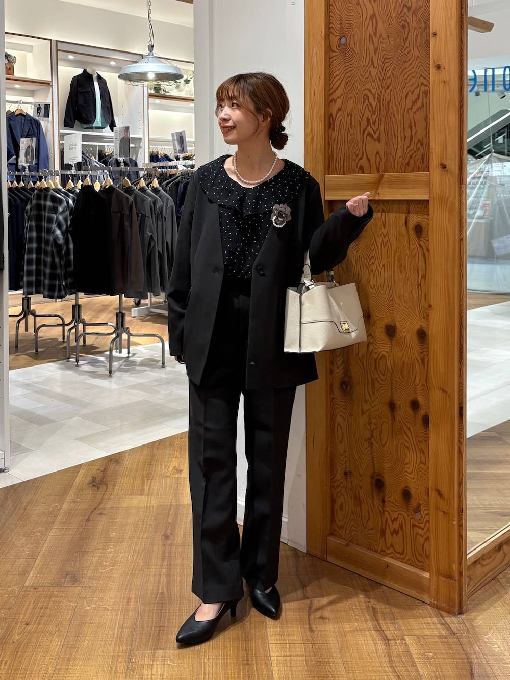 ブラック系のパンプス、ブラック系のシャツ/ブラウス、グレー系のその他パンツを着用したレディースの冬コーディネートの1枚目の写真