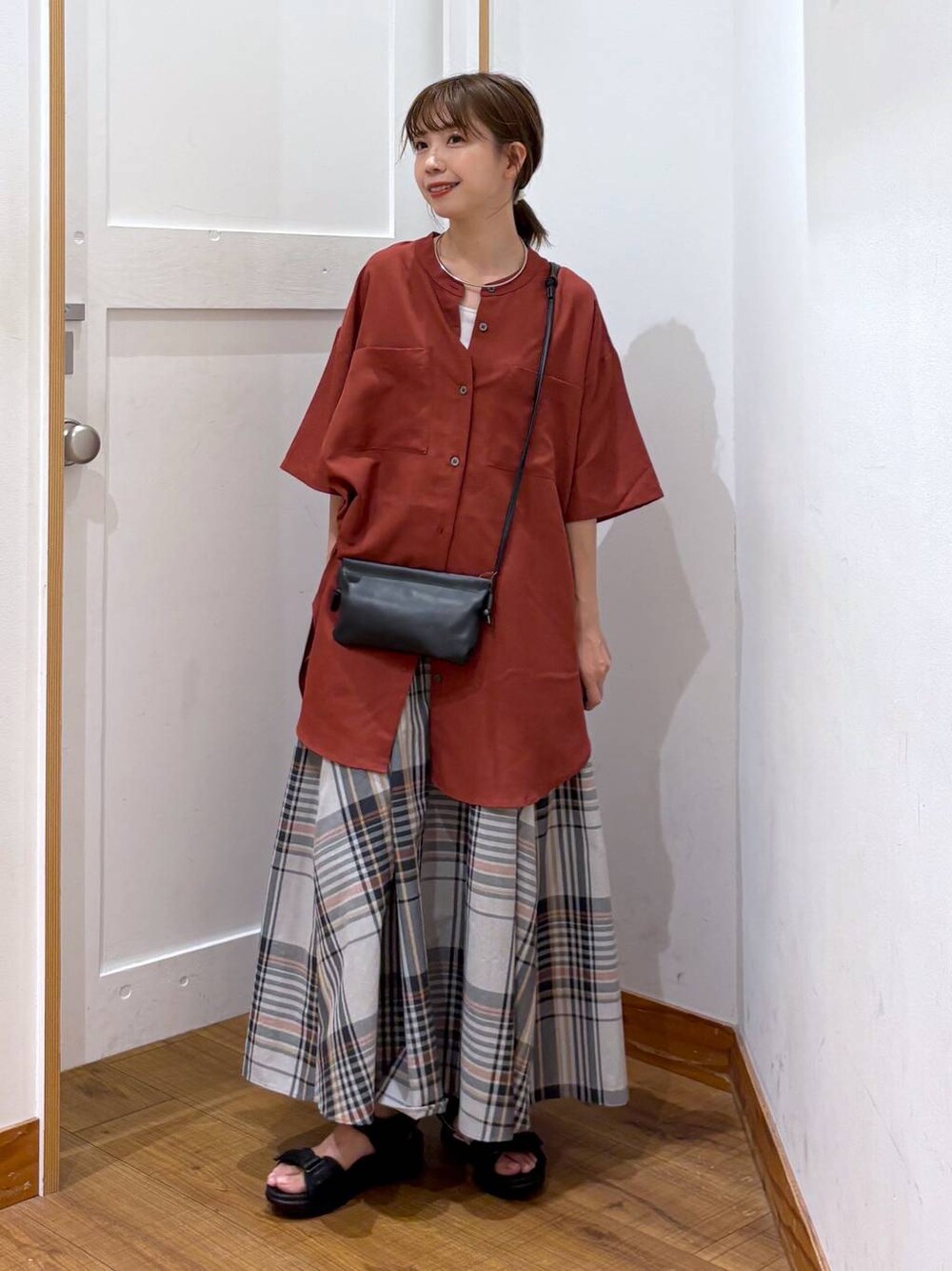 「ワントーン、カジュアル、ガーリー、ママコーデ、低身長、フェミニン、GLOBAL WORK、低身長_GLOBALWORK、145～150cm_GLOBALWORK、シンプルコーデ、カジュアルコーデ、大人カジュアル、シャツ、夏コーデ、雨の日コーデ」｜「GLOBAL WORKの遮光ノーベルベーシック/283551（折りたたみ傘、ブラック系）」を使った、ありちゃんさん（レディース・149cm）の夏コーディネートの1枚目の写真