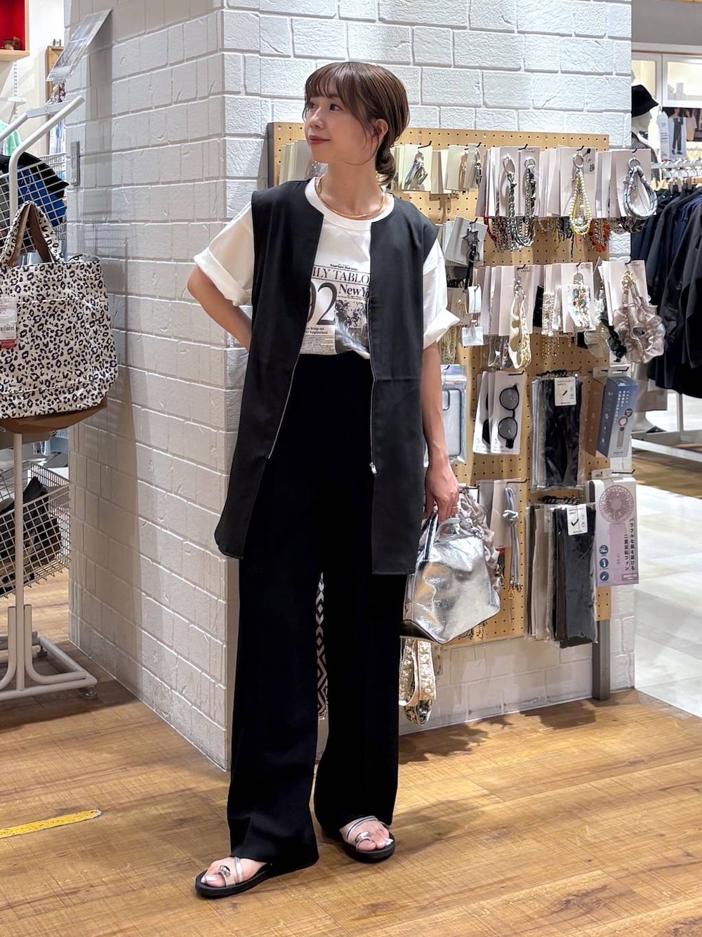 「ワントーン、カジュアル、ガーリー、ママコーデ、低身長、フェミニン、GLOBAL WORK、低身長_GLOBALWORK、145～150cm_GLOBALWORK、シンプルコーデ、カジュアルコーデ、大人カジュアル、ベスト、夏コーデ、Tシャツ」｜「GLOBAL WORKのアソートヘアゴム/130519（ヘアゴム、ベージュ系）」を使った、ありちゃんさん（レディース・149cm）の夏コーディネートの1枚目の写真