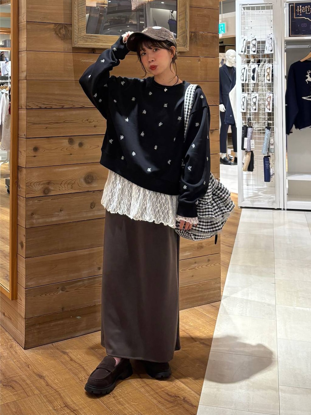 ブラウン系のローファー、ブラック系のTシャツ/カットソー、ホワイト系のその他トップスを着用したレディースの秋コーディネートの1枚目の写真