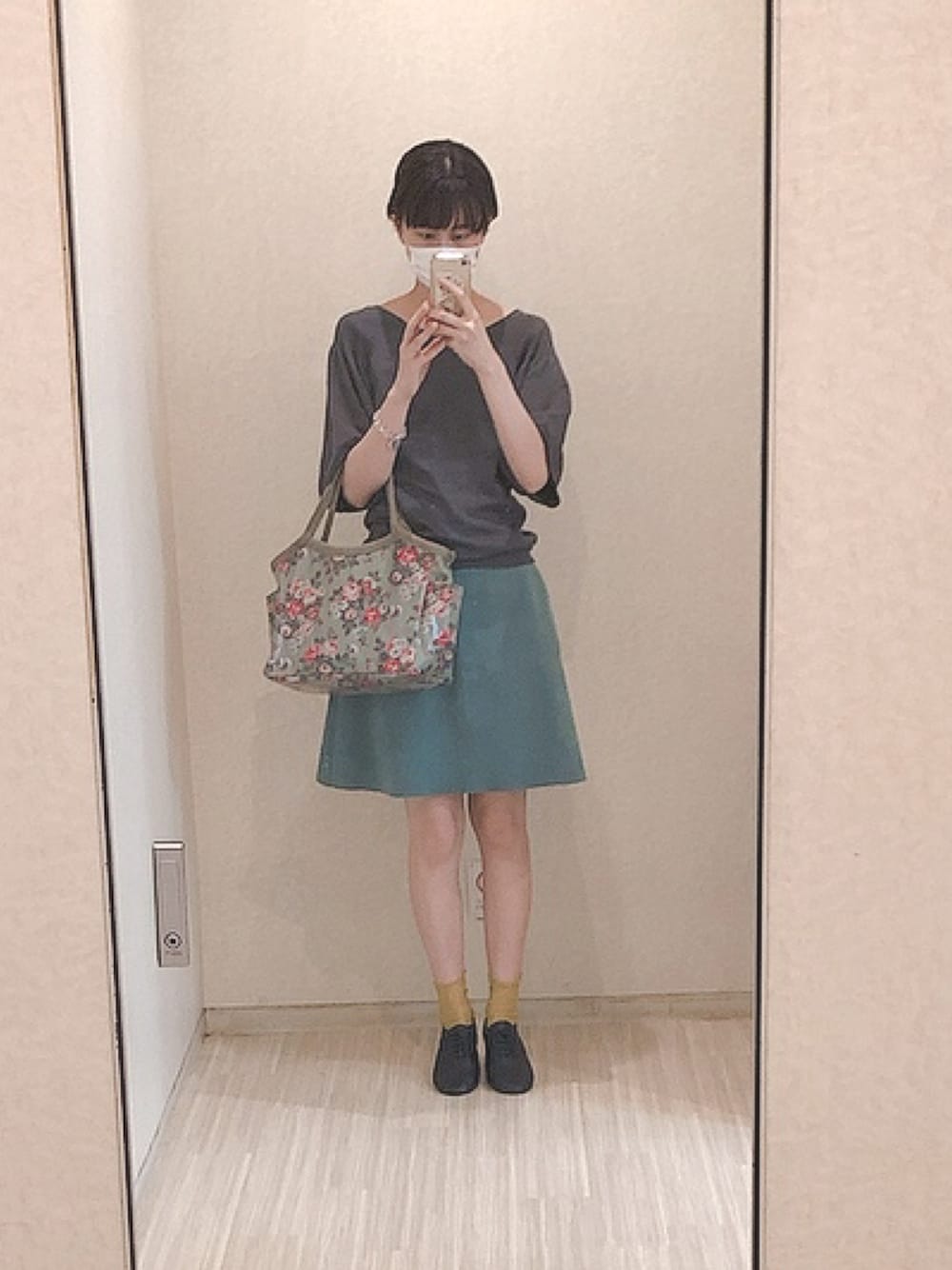 「Drawerのアイテム（ニット/セーター、グレー系）」を使った、sumimaさん（レディース・169cm）の秋コーディネートの1枚目の写真