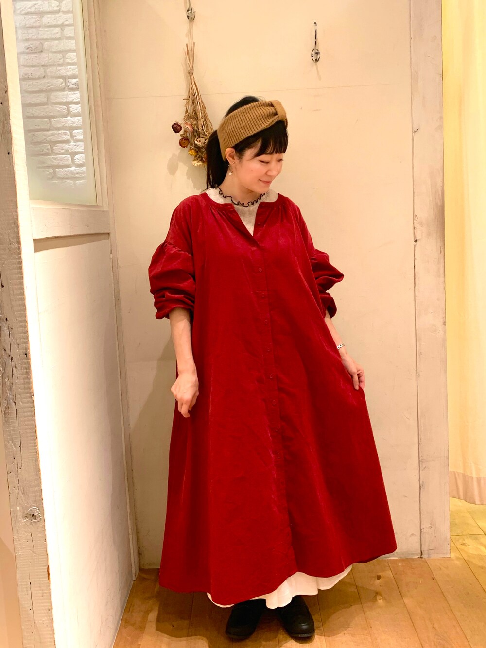 「サマンサ モスモス(Samansa Mos2)、秋のコーデ、カラーコーデ、コーデュロイ、ワンピース、レッド、ヘアバンド、秋服、ローファー、オトナカワイイ、ボリューム袖、プリーツスカート、重ね着、メロートップス」｜「Samansa Mos2のコーデュロイ前後着ワンピース（ワンピース、ブラウン系）」を使った、Ayaさん（レディース・153cm）の秋コーディネートの1枚目の写真