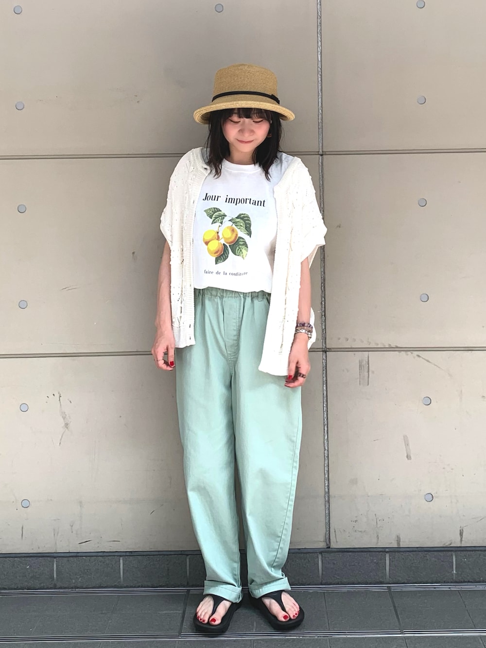 「サマンサ モスモス(Samansa Mos2)、初夏コーデ、プリントT、ミントグリーン パンツ、ミントグリーン、ボレロカーデ、トングサンダル、帽子、ラクチンコーデ、オトナカジュアル、ラフコーデ、夏ファッション、厚底シューズ、夏服、リラックススタイル」｜「Samansa Mos2のアイテム（帽子、ブラック系）」を使った、Ayaさん（レディース・154cm）の夏コーディネートの1枚目の写真