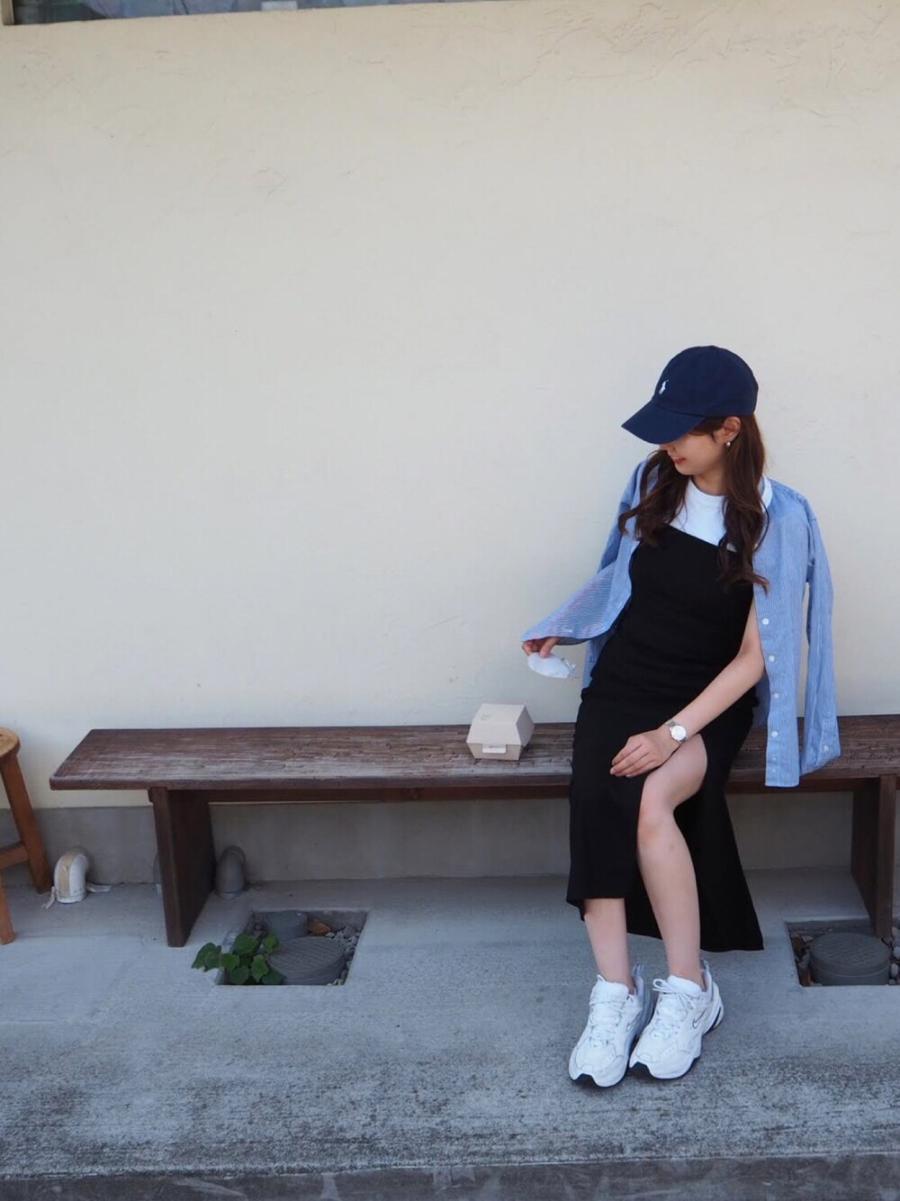 「スニーカー、無印良品、ZARA、ユニクロ、ストライプシャツ、ootd、オトナカジュアル、チューブトップワンピース、スリットワンピース、ダッドスニーカー、チューブドレス、だから秋服が好き」｜「POLO RALPH LAURENのポロ ラルフローレン キャップ ストラップバック POLO RALPH LAUREN Cotton Classic Hat（キャップ、ブルー系）」を使った、miさん（レディース・160cm）の秋コーディネートの1枚目の写真