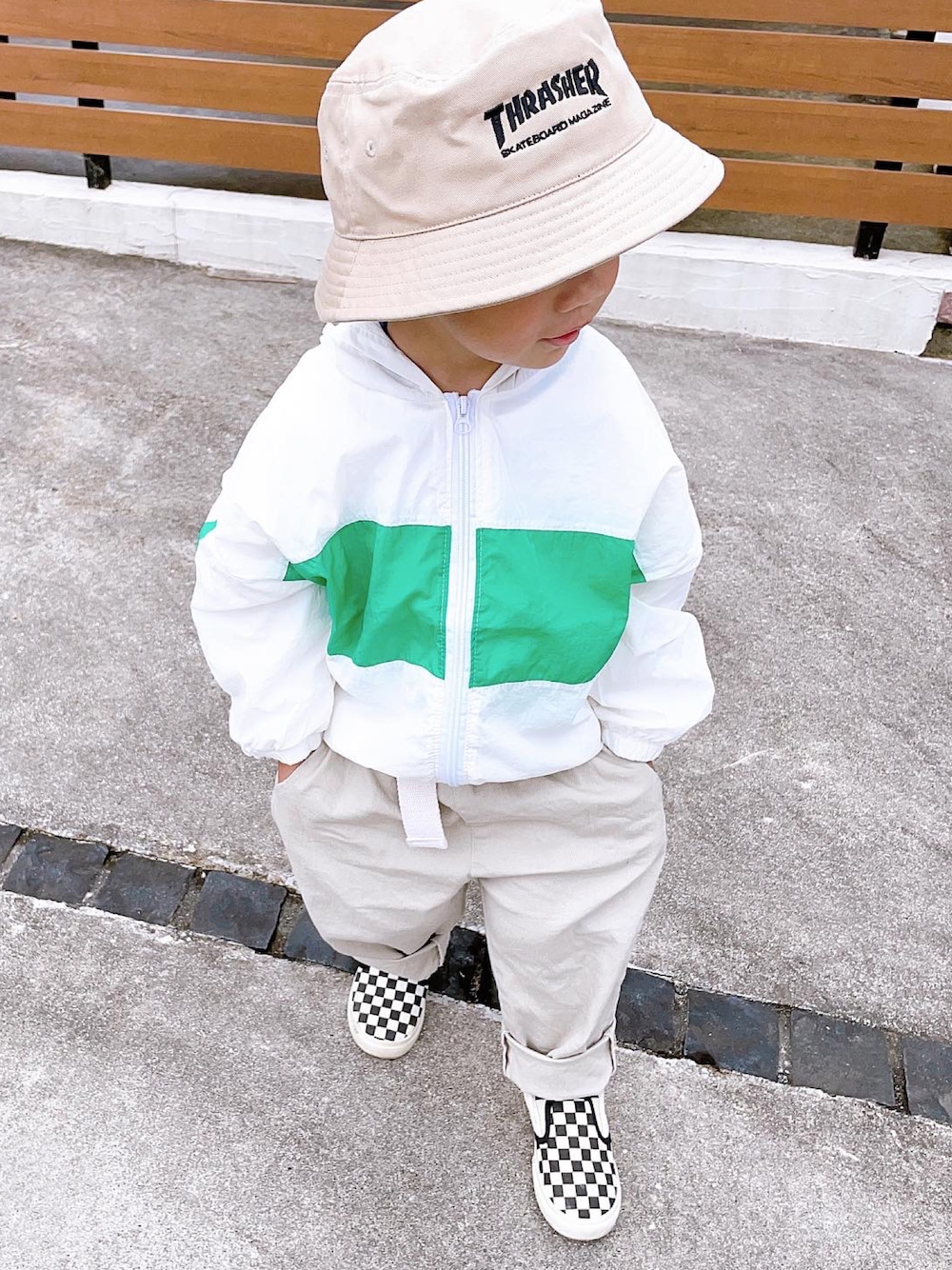 「プチプラコーデ、キッズコーデ、オーバーサイズ、シンプル、UNIQLO、バケハ、ドレスシューズ、カーゴパンツ」｜「THRASHERのアイテム（ハット、ホワイト系）」を使った、まなっぺさん（キッズ・90cm）の冬コーディネートの1枚目の写真