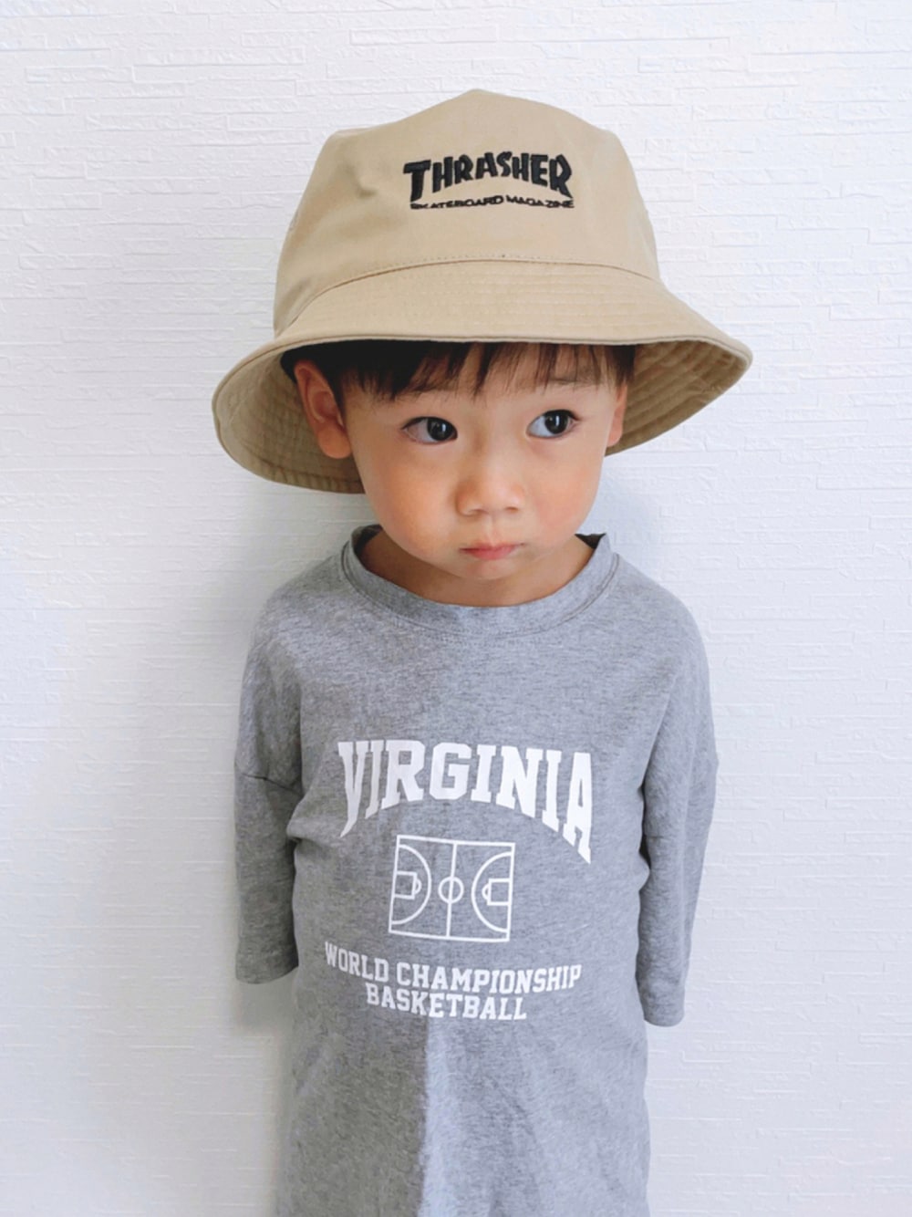 「キッズファッション、シンプル、ビッグシルエット、むすこーで、バケットハット、3歳、THRASHER」｜「THRASHERのアイテム（ハット、ベージュ系）」を使った、まなっぺさん（キッズ・90cm）の夏コーディネートの1枚目の写真