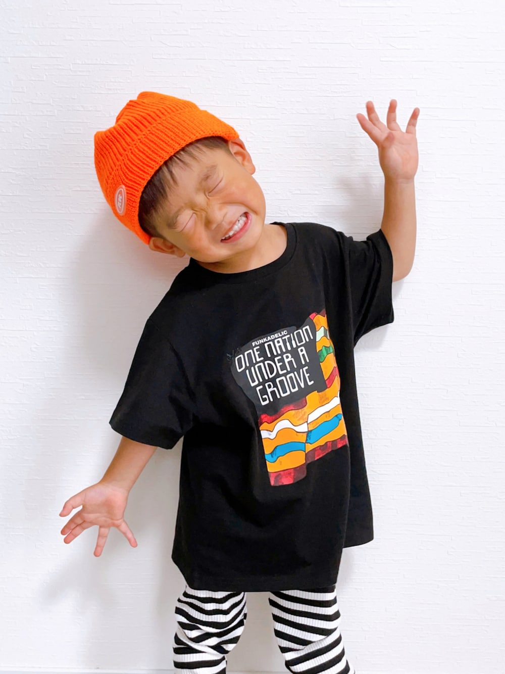 「キッズファッション、むすこーで、男の子、男の子コーデ、柄柄コーデ、3歳、モノトーン、ニット帽、5歳、だぼだぼ」｜「nalukids21のアイテム（Tシャツ/カットソー、ブラック系）」を使った、まなっぺさん（キッズ・90cm）の夏コーディネートの1枚目の写真