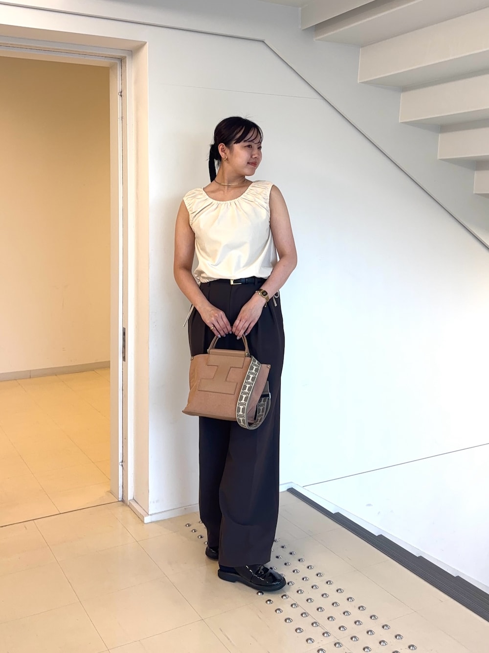 「夏コーデ、ノースリ、ノースリーブ、スラックス、スラックスパンツ、スラックスコーデ、きれいめカジュアル、ショルダーバッグ、お出かけコーデ、オトナ女子、おしゃれさんと繋がりたい、大人カジュアルコーデ、休日スタイル、高身長女子」｜「IACUCCIのソルベット S CANVAS/CERVO（トートバッグ、イエロー系）」を使った、ohanaさん（レディース・167cm）の夏コーディネートの1枚目の写真