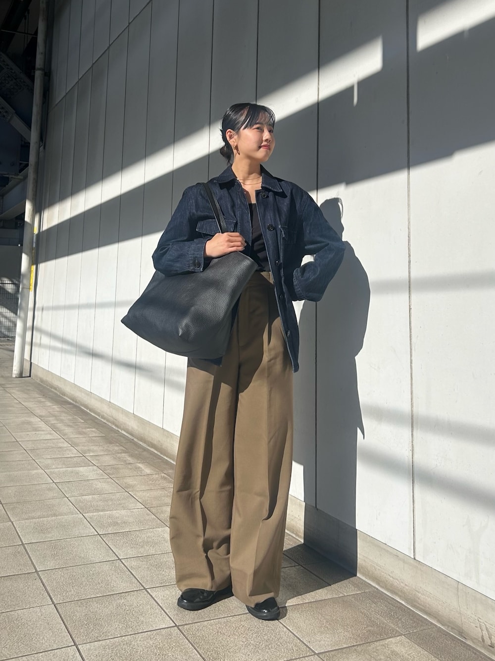 「おしゃ見えテクニック、レザー、デニム、秋冬コーデ、デニムジャケット、スラックス、ラフコーデ、オトナカジュアル、ローファー、冬コーデ、高身長女子、秋のコーデ、ビッグトート」｜「IACUCCIのグーフォ TOTE TORO（ショルダーバッグ、ブラック系）」を使った、ohanaさん（レディース・167cm）の秋コーディネートの1枚目の写真