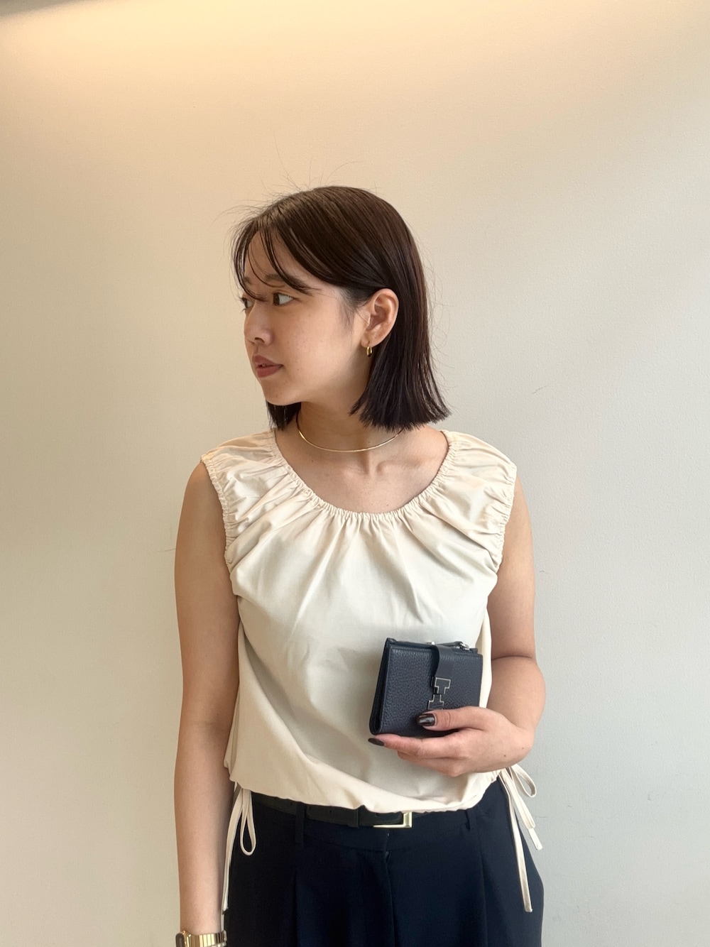 「白シャツ、シャツスタイル、雨の日コーデ、夏服コーデ、楽チンコーデ、大人カジュアルコーデ、お財布、ウォレット、財布、財布/小物」｜「IACUCCIのアバ ハーフウォレット CERVO（財布、ブルー系）」を使った、ohanaさん（レディース・167cm）の春コーディネートの1枚目の写真