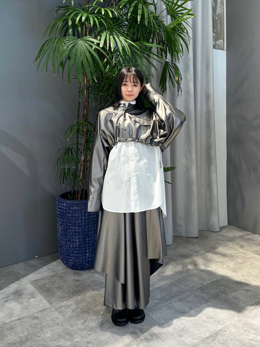 「フェイクレザー、フェイクレザースカート、レザースカート、レザージャケット」｜「UN3D.のPADDED SLEEVE SH（シャツ/ブラウス、ホワイト系）」を使った、NOEL KOBAYAKAWAさん（レディース・160cm）の夏コーディネートの1枚目の写真