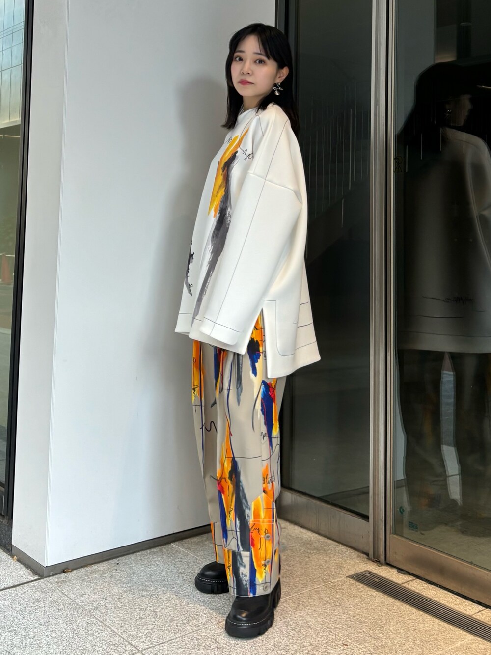 ベージュ系のその他パンツ、ホワイト系のTシャツ/カットソーを着用したレディースの冬コーディネートの1枚目の写真