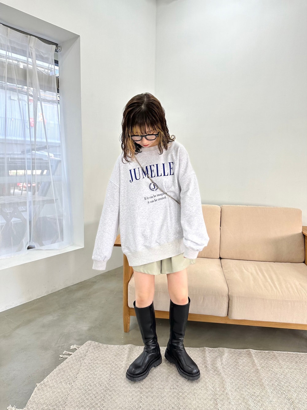 「jumelle、ジュメロ、シンプル、春服みてみて、リラックススタイル、ビッグシルエット、オーバーサイズスウェット、シンプルコーデ、ミニ丈、グレースウェット」｜「jumelleのアイテム（スウェット、グレー系）」を使った、jumelleさん（レディース・158cm）の春コーディネートの1枚目の写真