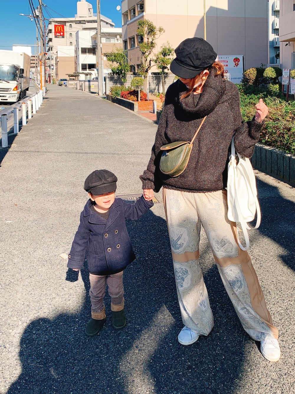 ベージュ系のその他パンツ、ブラック系のニット/セーターを着用したレディースの冬コーディネートの1枚目の写真