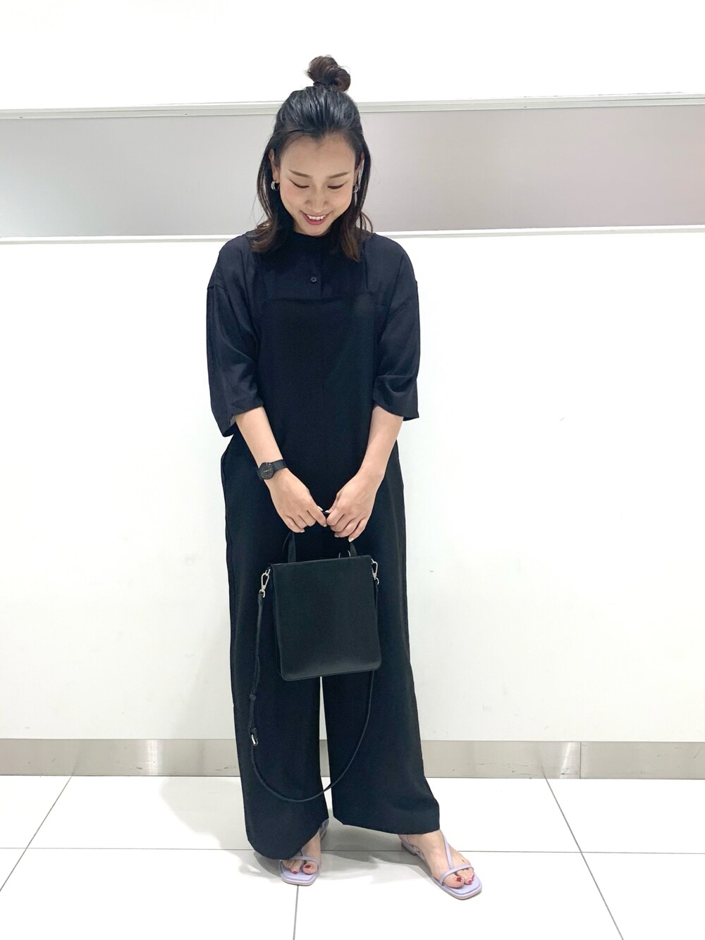 ブラック系のショルダーバッグ、パープル系のサンダルを着用したレディースの夏コーディネートの1枚目の写真