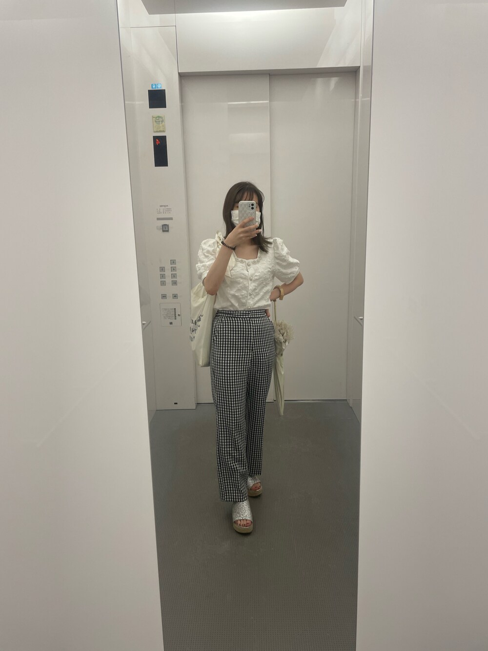 ブラック系のその他パンツ、シルバー系のサンダル、ホワイト系のトップスを着用したレディースの夏コーディネートの1枚目の写真