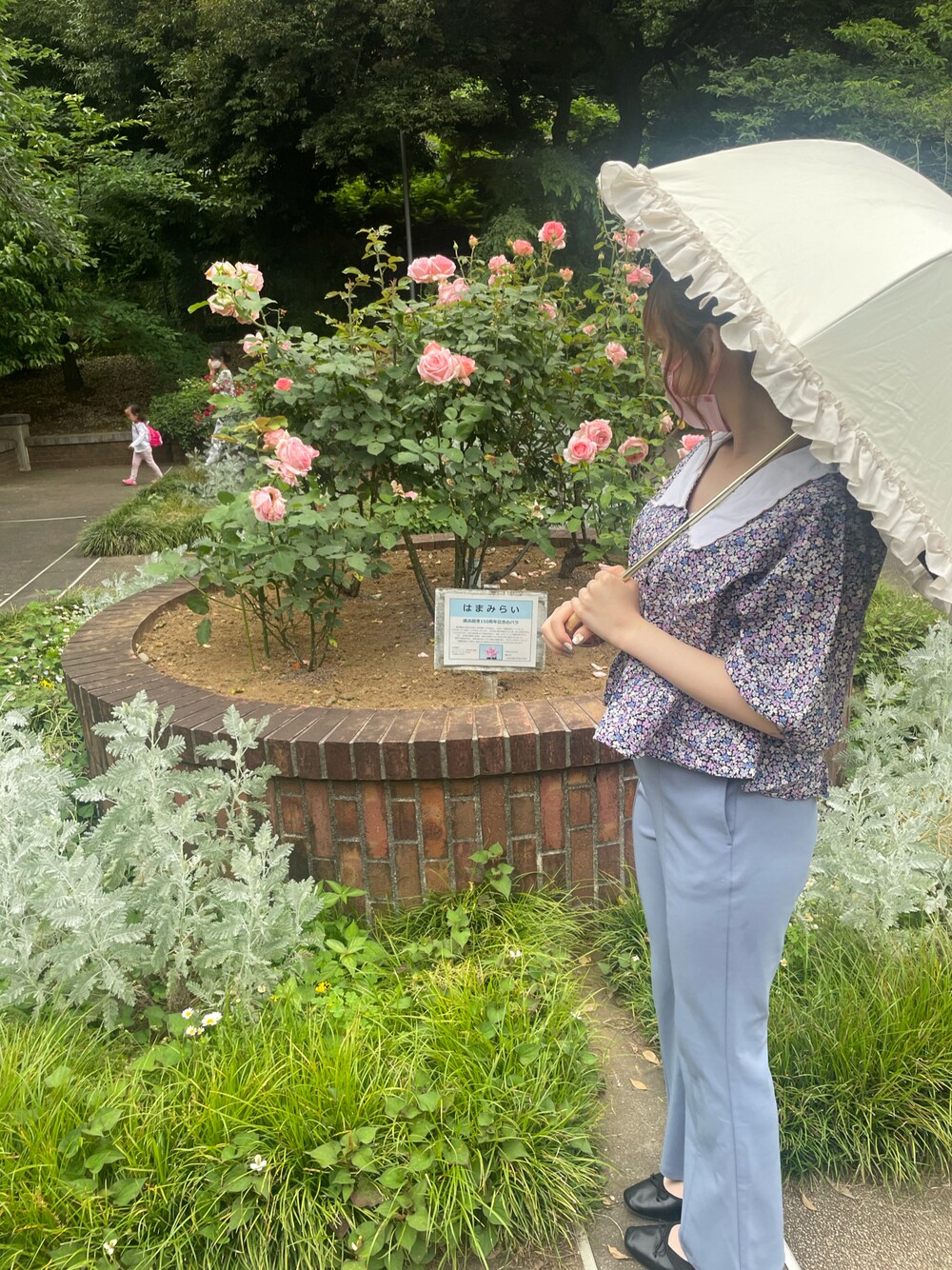 ブルー系のパンツ、その他のシャツ/ブラウス、ホワイト系のトートバッグを着用したレディースの夏コーディネートの1枚目の写真