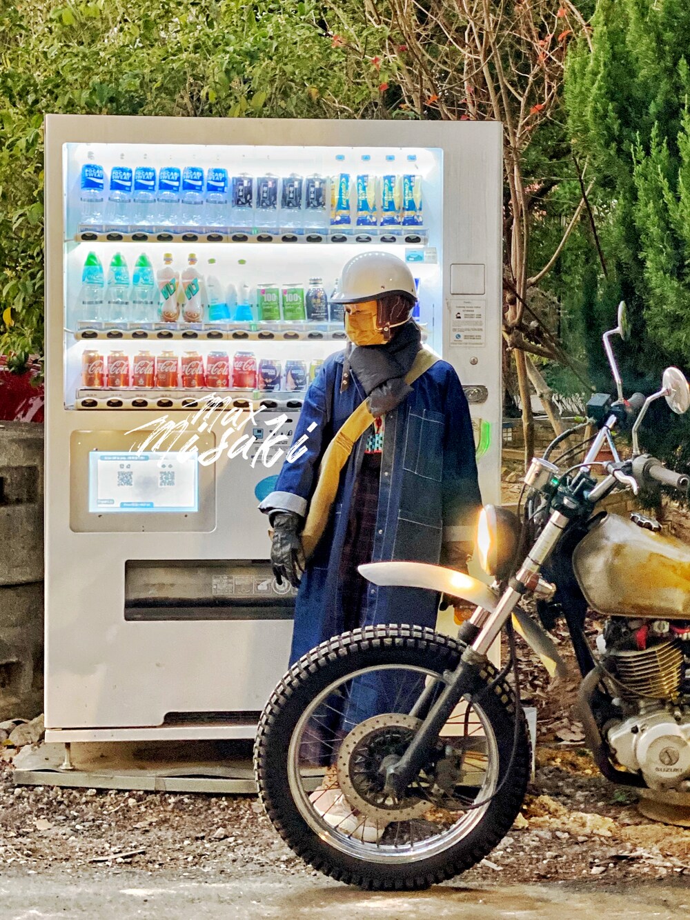 ブルー系のデニムジャケット、グリーン系のバッグ、ベージュ系のシューズを着用したレディースの冬コーディネートの1枚目の写真