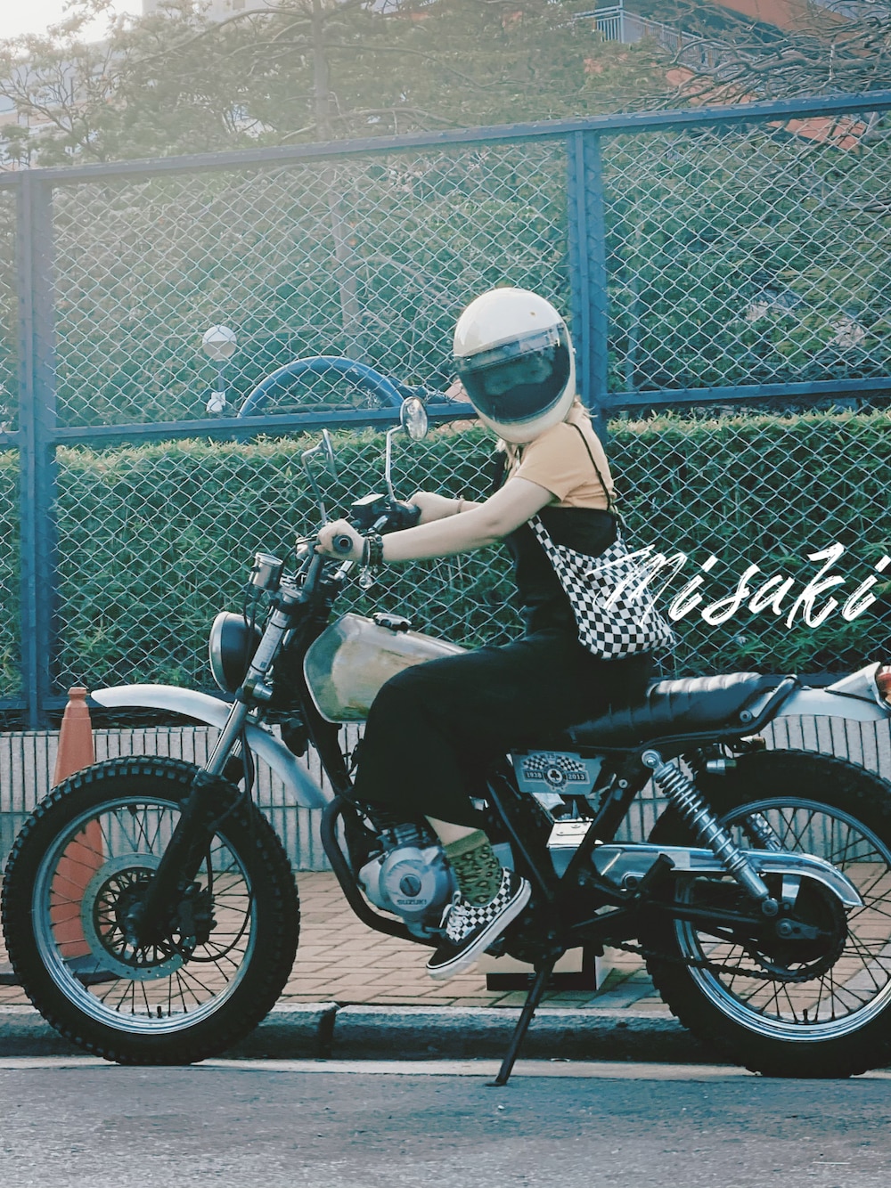 ブラック系のボディバッグ/ウエストポーチ、イエロー系のTシャツ/カットソー、ブラック系のオールインワン・サロペットを着用したレディースの春コーディネートの1枚目の写真