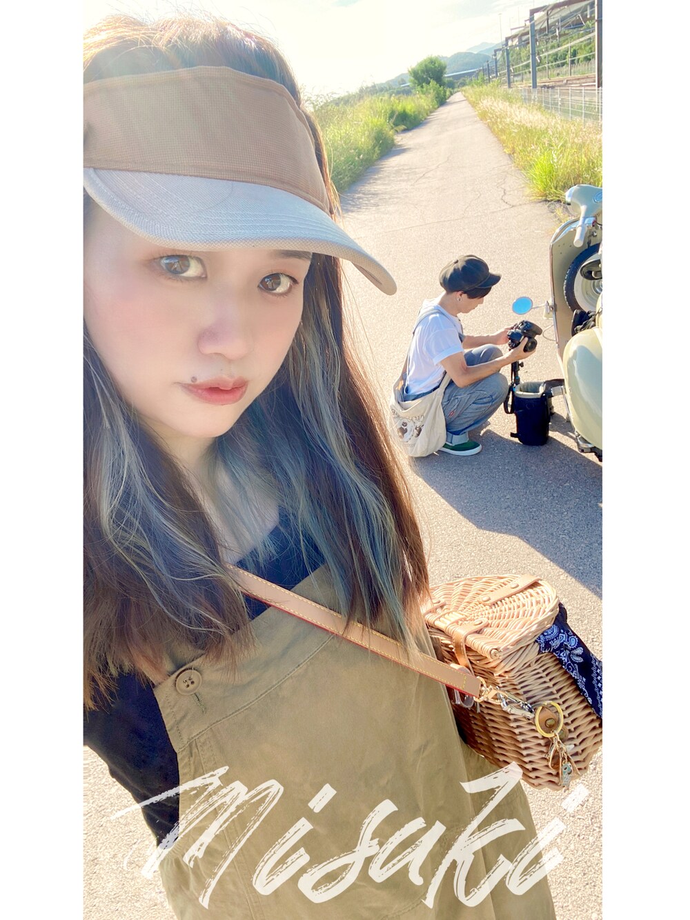 「vintage、vespa、復古、日系極簡、oversize、古着MIX、白T、藤編包、DIY、掛耳染、騎著Vespa去郊遊」｜「OTHER BRANDのアイテム（サンバイザー、ブラウン系）」を使った、misakiagehaさん（レディース・163cm）の秋コーディネートの1枚目の写真