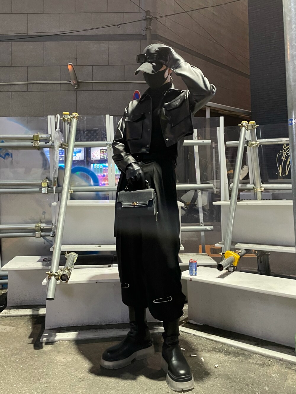 「お洒落さんとつながりたい、シンプル、休日コーデ、ブラック、シンプルコーデ、オールブラック、キレイめ、きれいめコーディネート」｜「Bershkaのアイテム（ブーツ、ブラック系）」を使った、めぶさん（メンズ・178cm）の冬コーディネートの1枚目の写真